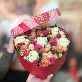 Композиция в шляпной коробке Цветочное созвучие